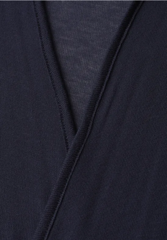 Close-up van donkerblauw stof met V-hals.