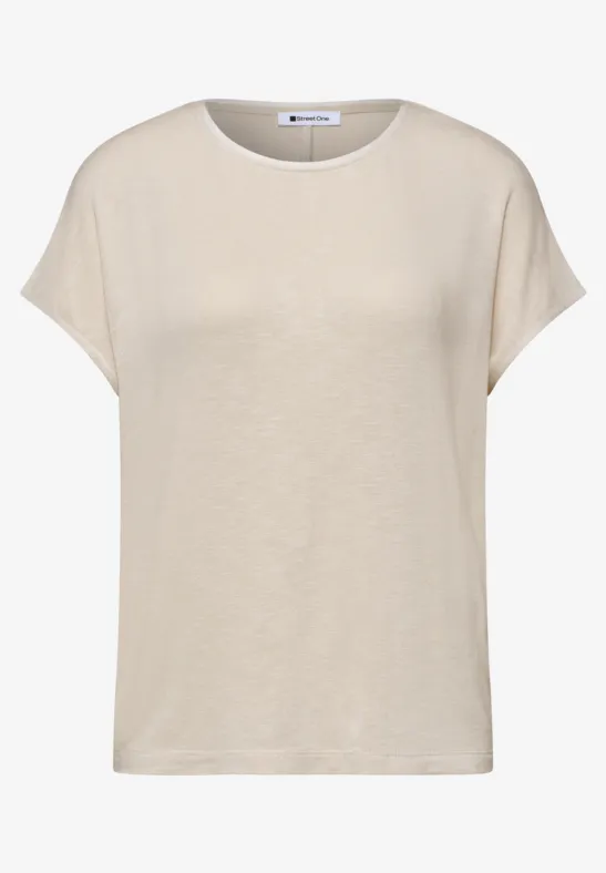 Een simpel beige T-shirt met korte mouwen tegen een witte achtergrond.