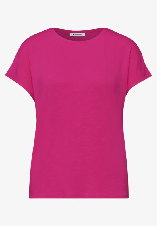 Ein schlichtes, magentafarbenes T-Shirt mit kurzen Ärmeln und rundem Halsausschnitt.