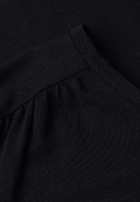 Zwart T-shirt van fijn materiaal met ronde hals en subtiele schoudernaad.