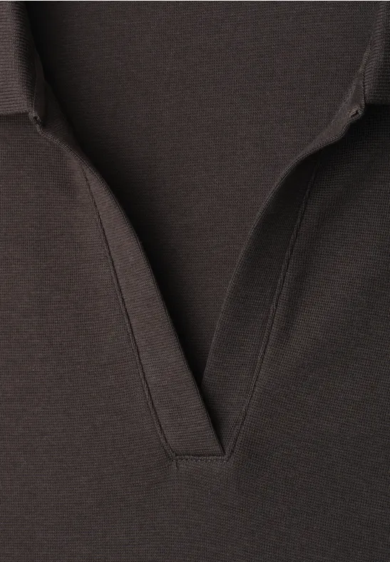 Donkerbruine V-hals van zacht gebreid materiaal