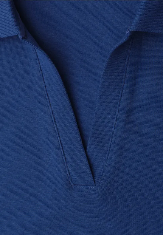 Close-up van een blauw poloshirt met V-hals en platte kraag.