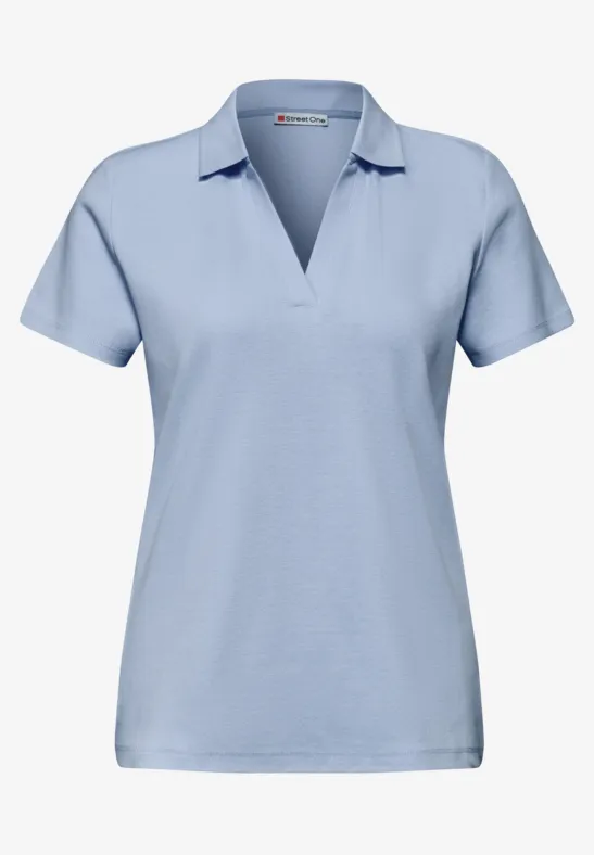 Lichtblauw damespoloshirt met korte mouwen en V-hals