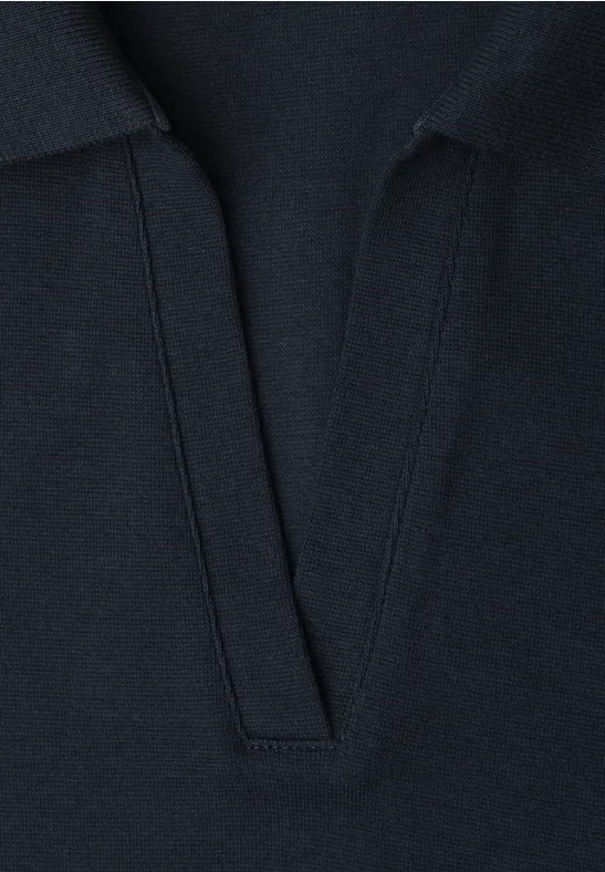 Donkerblauw poloshirt met V-hals en subtiele opstaande kraag