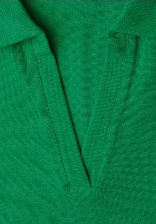 Grünes T-Shirt mit V-Ausschnitt und Kragen.