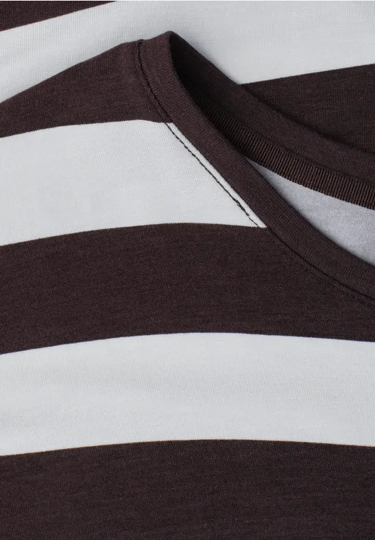 Ausschnitt eines braun-weiß gestreiften T-Shirts.