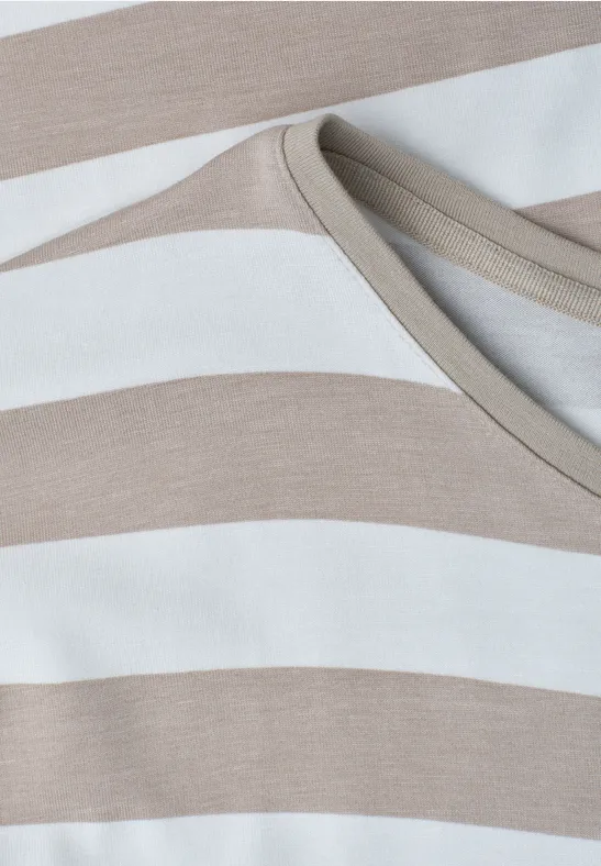 Nahaufnahme eines beige-weißen, horizontal gestreiften T-Shirts mit Rundhalsausschnitt.