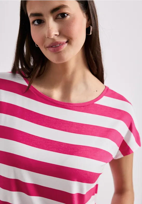 Frau in rosa-weiß gestreiftem T-Shirt mit Rundhals und kurzen Ärmeln.
