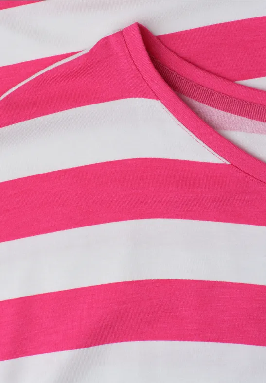 Nahaufnahme eines pink-weiß gestreiften T-Shirts.