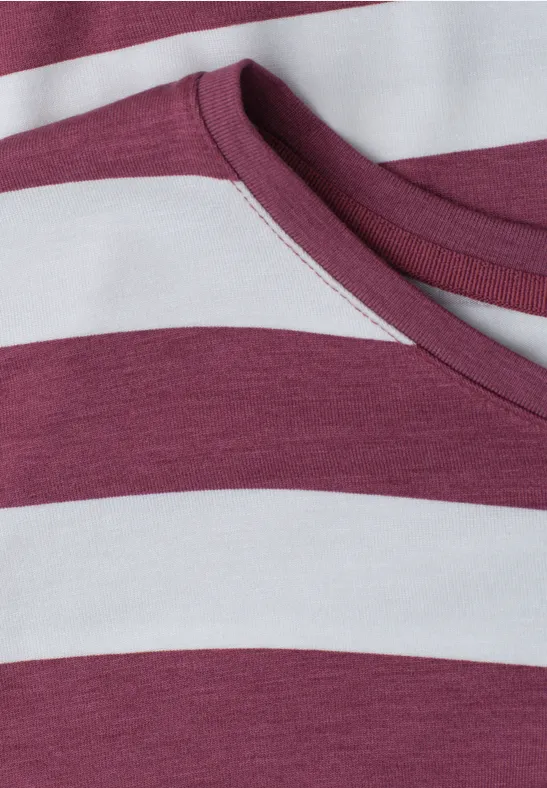 Close-up van een T-shirt met brede bordeauxrode en witte strepen.