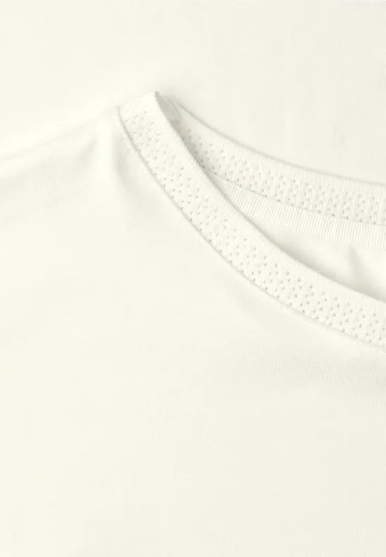 Schlichtes weißes T-Shirt mit rundem Halsausschnitt.