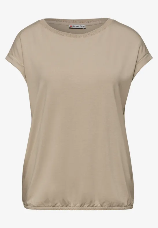 Beige Kurzarm-Bluse aus leichtem, fließendem Stoff mit U-Boot-Ausschnitt und umgeschlagenen Ärmeln.