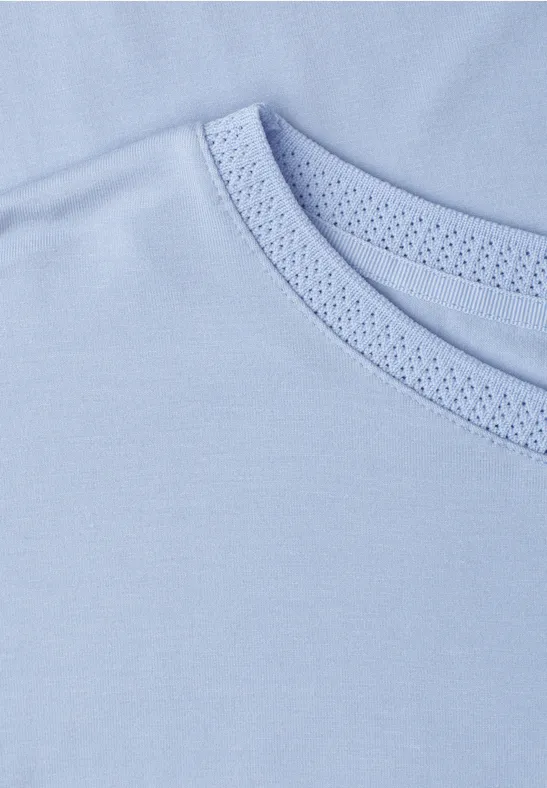 Hellblaues T-Shirt mit feinem Rippkragen, zarten Nahtdetails und weichem Stoff.