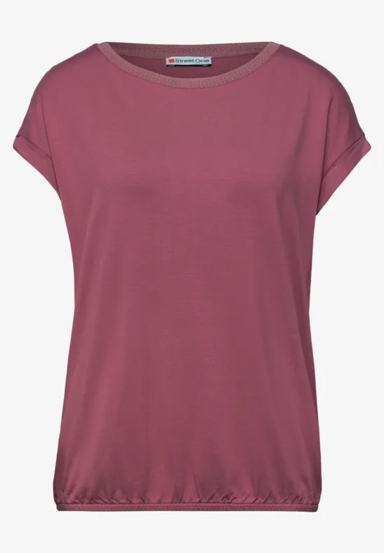 Schlichtes, kurzärmeliges Damen-Shirt in puderrosa mit Rundhals, aufgerollten Ärmeln und elastischem Saum.