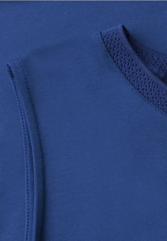 Nahaufnahme einer blauen, ärmellosen Sportbekleidung mit Naht am Armloch und Rundhalsausschnitt.