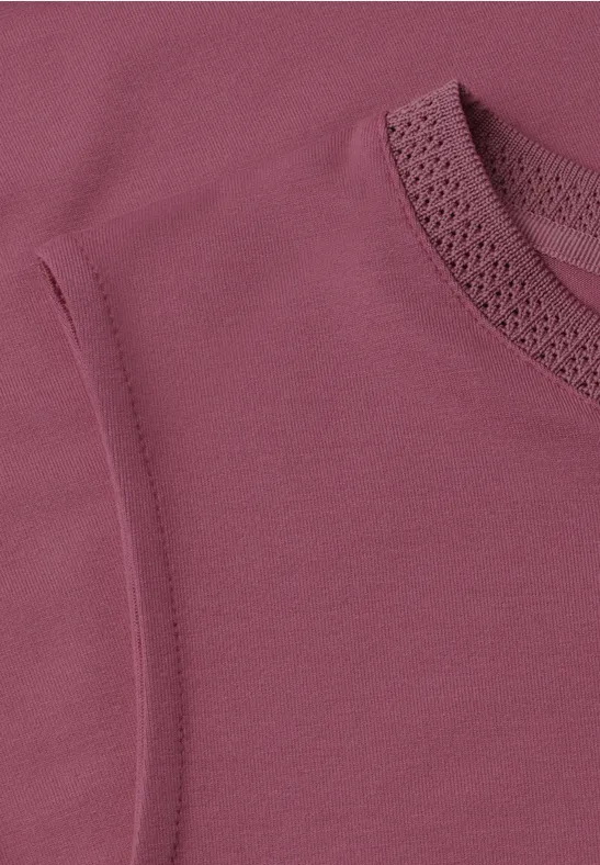 Damen-T-Shirt in Rostrosa mit rundem Ausschnitt und feiner Spitzenborte am Kragen.
