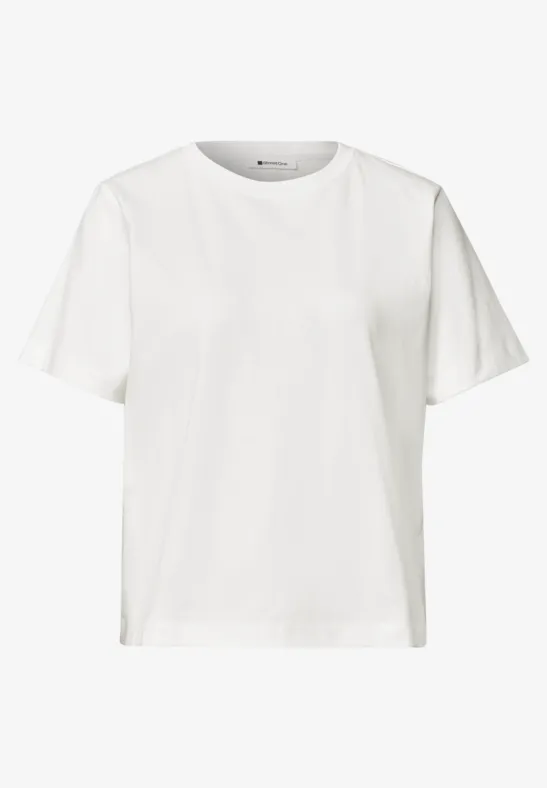 Een eenvoudig wit T-shirt met ronde hals en korte mouwen.