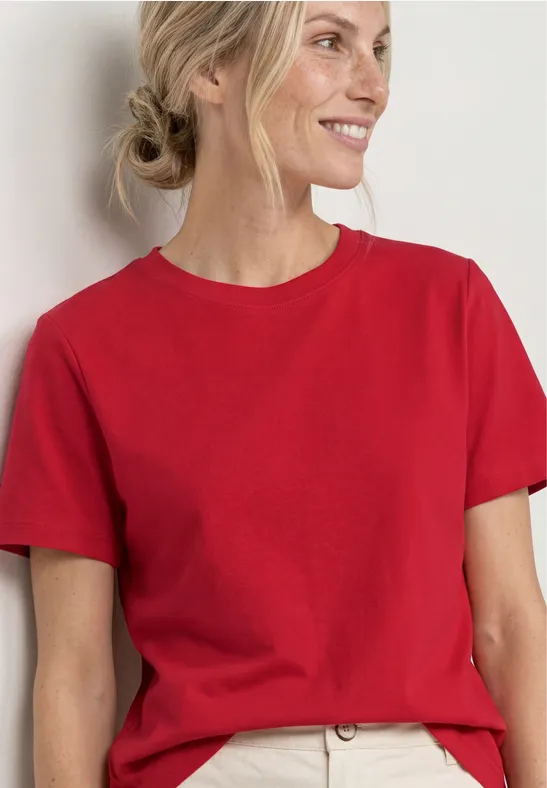 Vrouw in rood T-shirt voor neutrale achtergrond