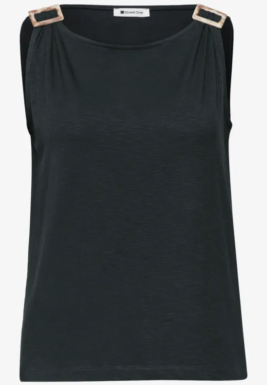 Zwart mouwloos topje met gouden metalen gespen op de schouders.