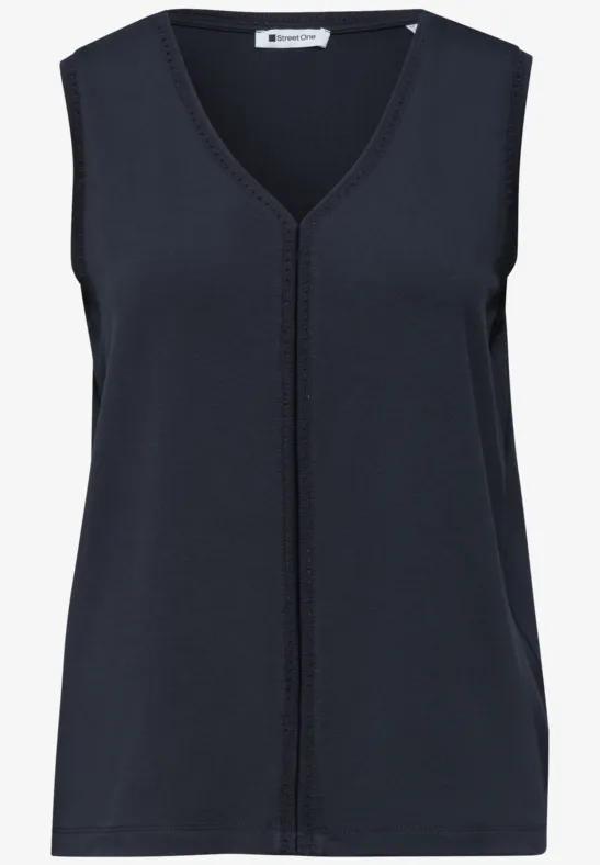 Mouwloos donkerblauw topje met V-hals en decoratieve stiknaad aan de voorkant.