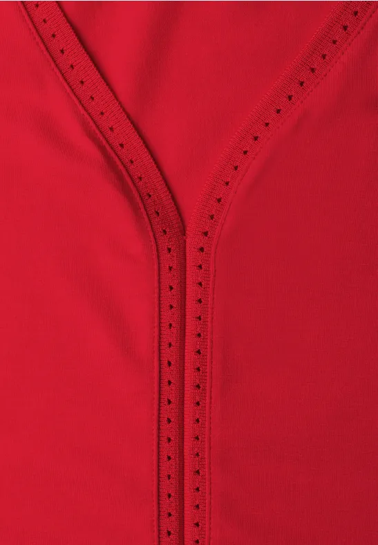 Rode stofdetails met V-hals en fijne openwerkversiering