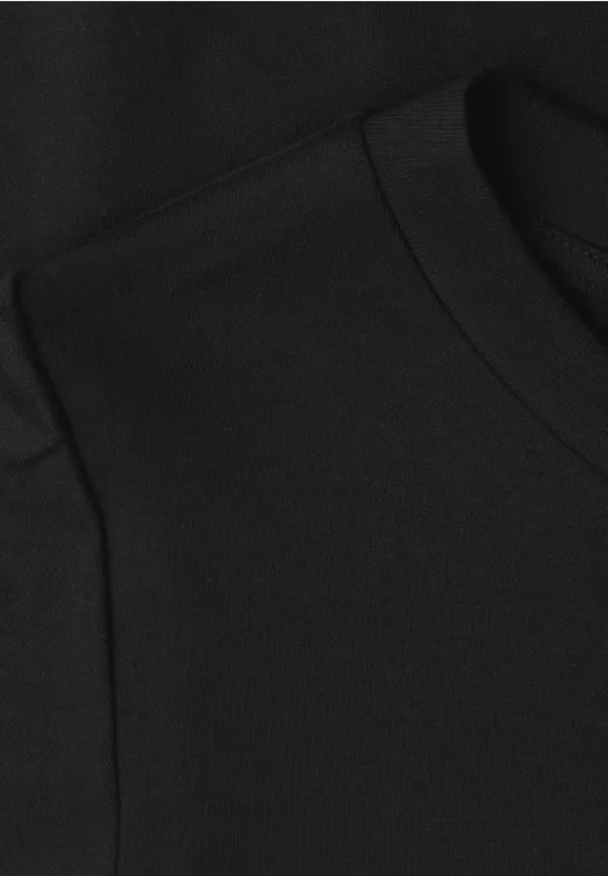 Nahaufnahme eines schwarzen Kleidungsstücks aus weichem Stoff mit feiner Textur