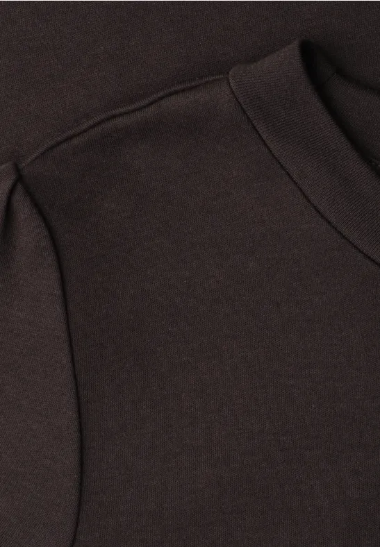 Nahaufnahme eines dunkelbraunen Kapuzenpullovers mit Tasche und Nahtdetail.