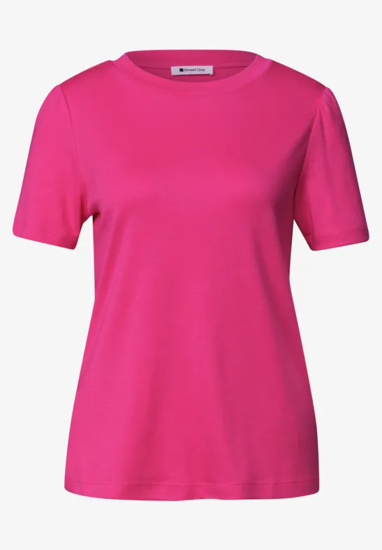 Een effen roze T-shirt met korte mouwen en ronde hals.