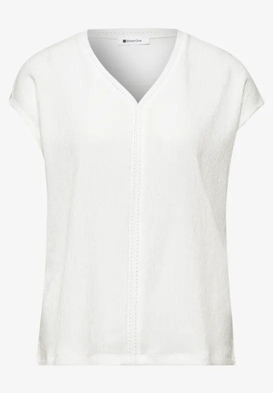 Witte damesblouse met korte mouwen, V-hals en subtiele siernaad.