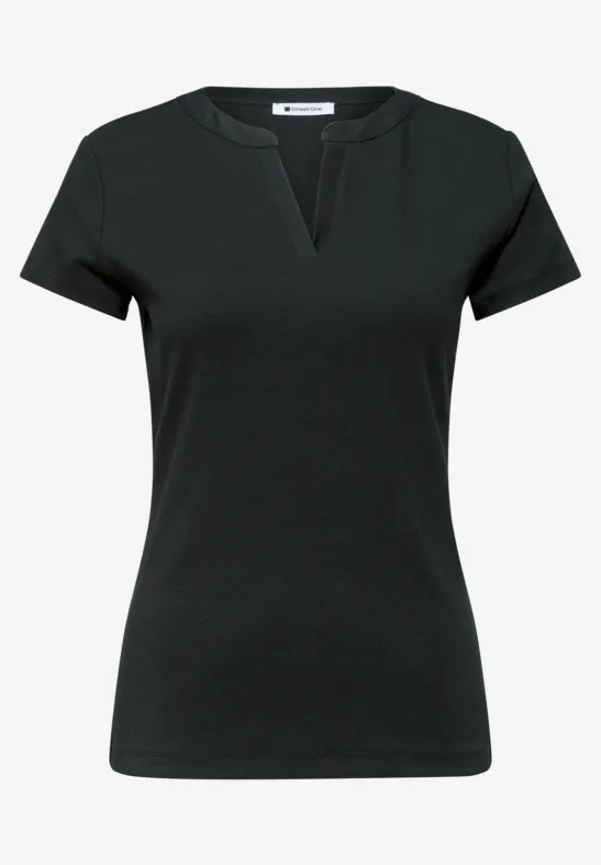 Zwart T-shirt met V-hals en korte mouwen.