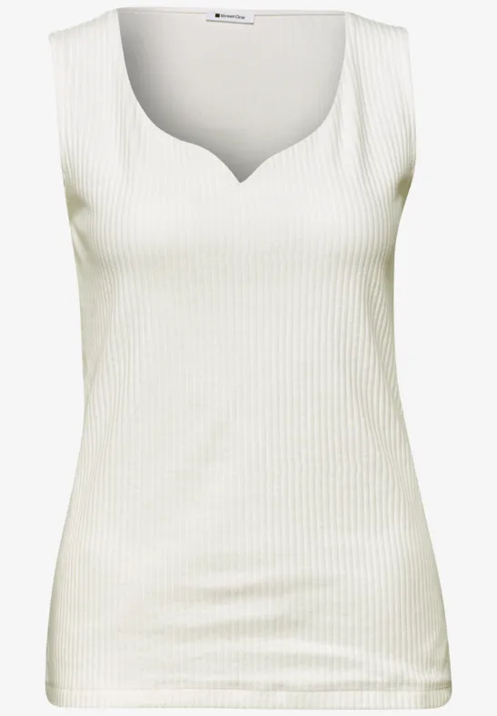 Weißes ärmelloses Damen-Top mit Herz-Ausschnitt und feiner Rippenstruktur.