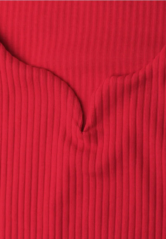 Roter, gerippter Stoff mit vertikalen Streifen und zentraler Falte