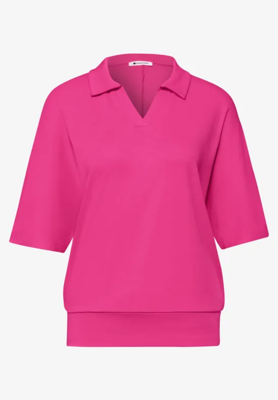 Roze trui met V-hals, kraag, driekwartmouwen en geribbelde zoom.