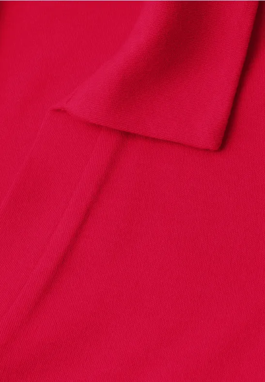 Close-up van een opgevouwen rood stuk stof.