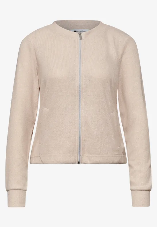 Beige Strickjacke mit durchgehendem Reißverschluss und Rundhalsausschnitt.