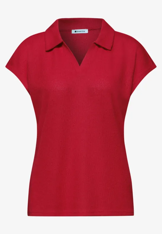 Rood kort mouw polohemd van licht materiaal.