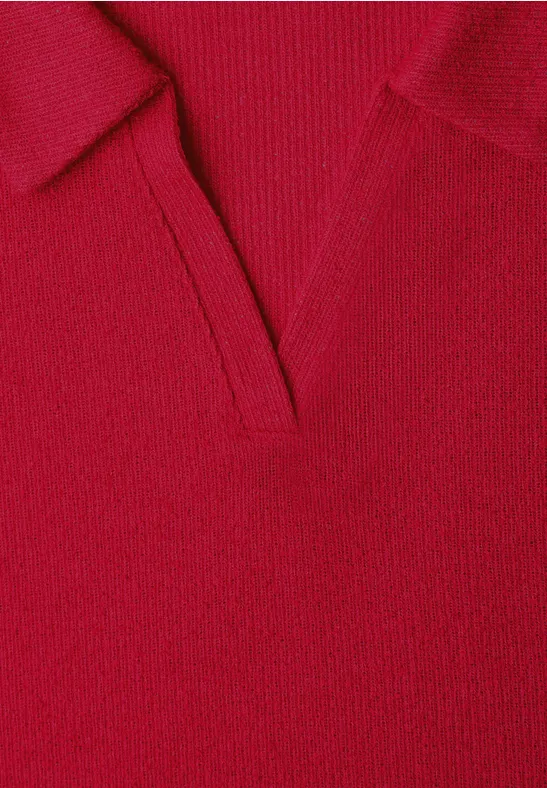 Rood gebreid kledingstuk met V-hals en fijne textuur