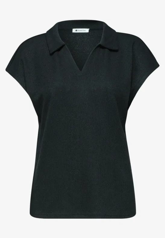 Zwarte top met korte mouwen, polokraag en V-hals.