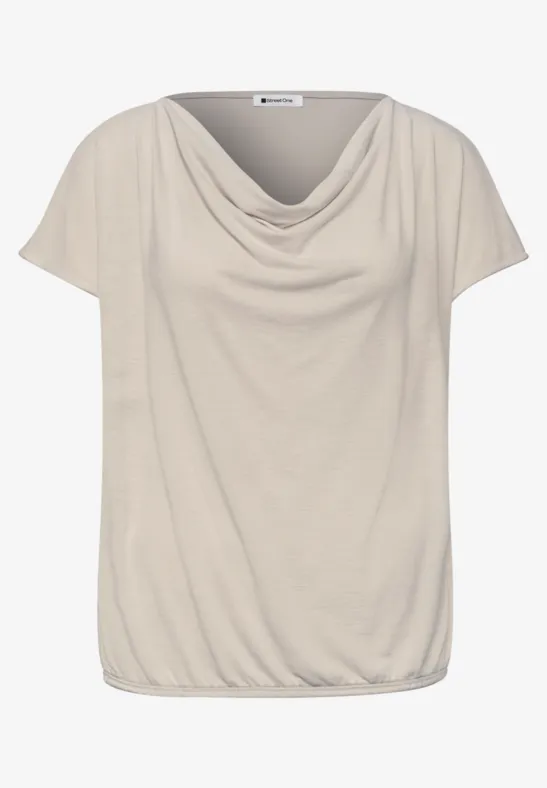 Beige damesshirt met watervalhals, korte mouwen en een licht gerimpelde zoom.