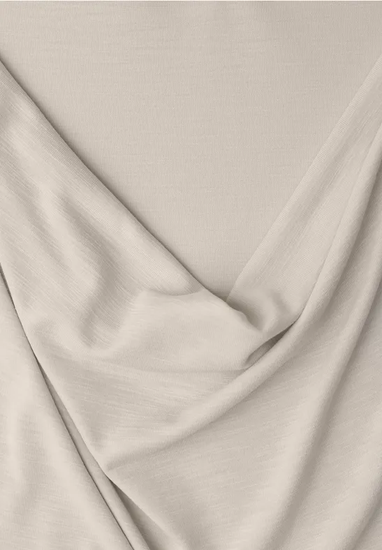 Lichtbeige stof met zachte plooien en fijne textuur