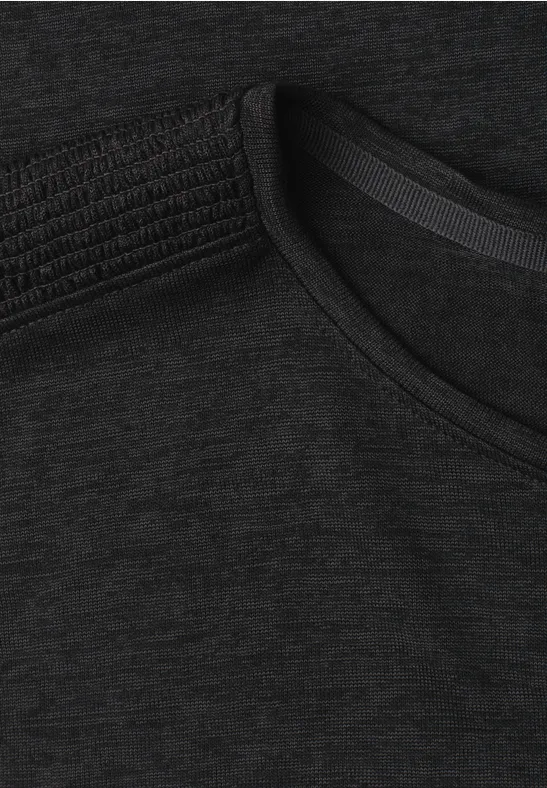 Dunkelgraues T-Shirt, Detailansicht des Rundhalsausschnitts und feiner Stoffstruktur.