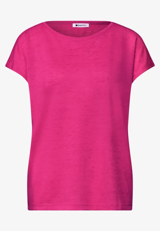 Ein knallpinkes, schlichtes Damen-T-Shirt mit kurzen Ärmeln vor weißem Hintergrund.