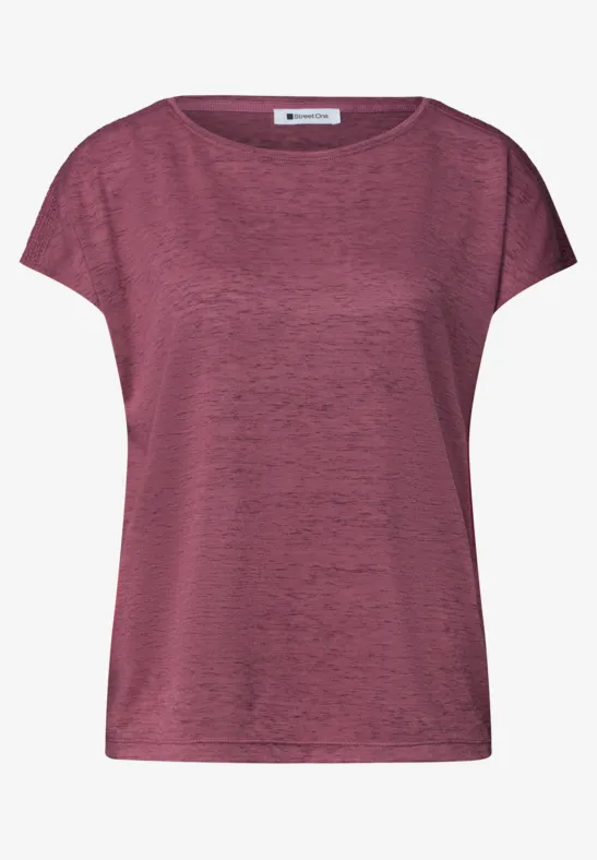 Locker geschnittenes Damen-T-Shirt in weinrot, mit kurzen Ärmeln und Rundhalsausschnitt.
