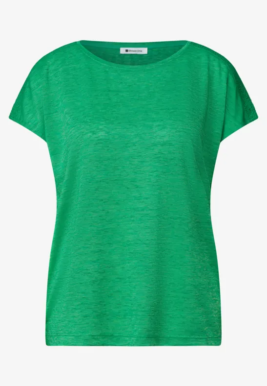 Un t-shirt vert uni à col rond avec des manches courtes.
