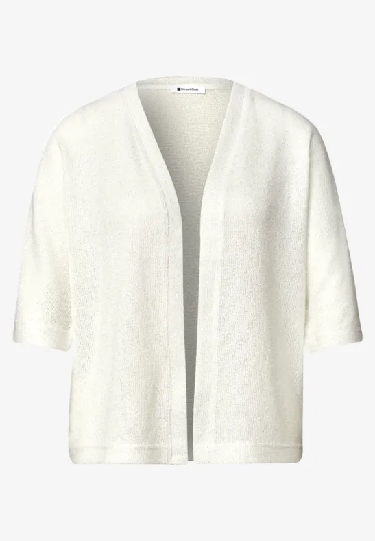 Damen-Cardigan in Weiß, offen geschnitten, halblange Ärmel, leichter Strick.