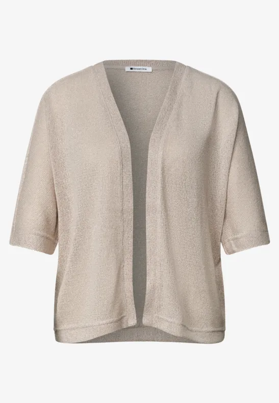 Leichte, offene Kurzarm-Strickjacke in Beige mit feiner Struktur.