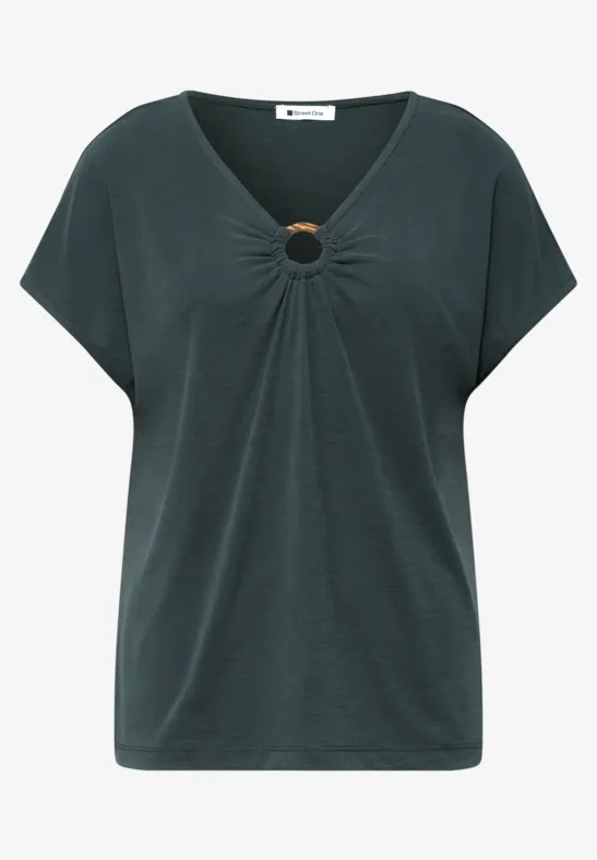 Dames T-shirt in donkergroen met losse pasvorm, V-hals en sierlijke metalen ring op de borst