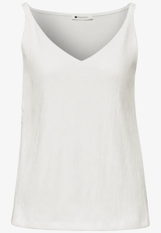 Ärmelloses, weißes Top mit V-Ausschnitt und leicht strukturierter Oberfläche.