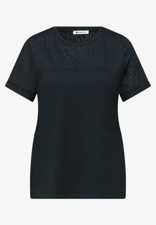 Zwart T-shirt met korte mouwen en fijne kanten motief aan de bovenkant.