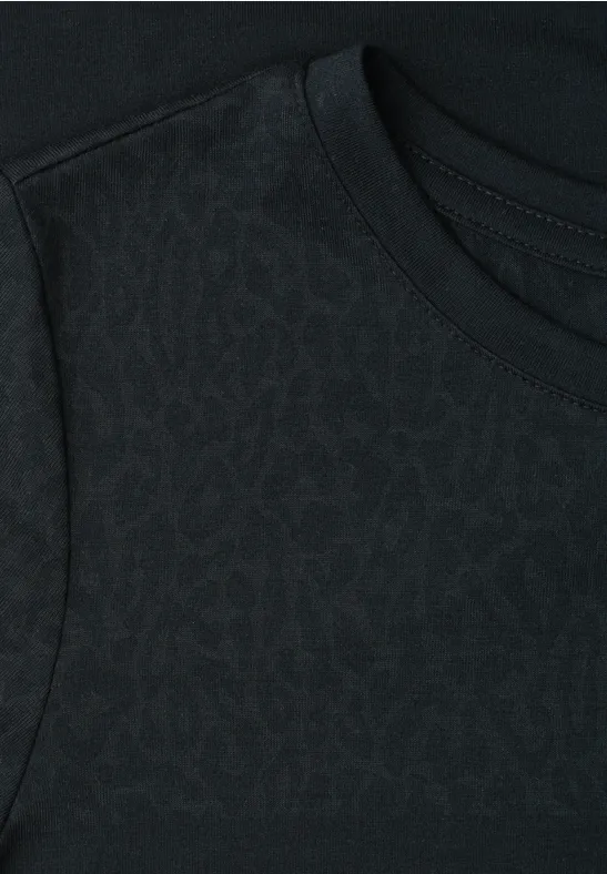 Zwart T-shirt met subtiel ton-sur-ton patroon en ronde hals.